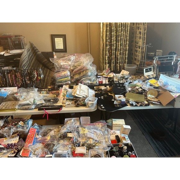 Over 4000 Pieces Costume Jewelry And Branded Jewelry - Picture 1 of 16